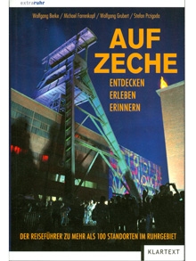 Wolfgang Berke/Michael Farrenkopf/Wolfgang Grubert/Stefan Przigoda
2. Auflage, Essen (Klartext) 2016, 288 S., ISBN 978-3-8375-0738-6, € 14,95

Der Reiseführer eröffnet dem Benutzer die Standorte von 146 Zechen im Ruhrgebiet, an denen Zechenarchitektur und ehemalige Funktionen noch ablesbar sind und die im weitesten Sinne für eine Freizeitnutzung offenstehen und so erlebbar sind. Entsprechende Auflistungen im Anhang gliedern die Standorte in solche mit Museen und Ausstellungen, mit Gastronomie, mit Events und Veranstaltungen, mit Discos und Clubs, mit Kinderunterhaltung, mit Sport- und Fitnessangeboten, mit Übernachtungsmöglichkeiten oder mit Besucherstollen sowie solche mit Wasserhaltungsmaßnahmen. Für jede Zeche werden die bergbauliche Entwicklung und die Folgenutzung(en) mittels Text und historischen und aktuellen Fotos dargestellt. Unter „Info“ werden die geographischen Koordinaten und die Postadressen angegeben. Es ist unverständlich, warum nicht auch die nächstgelegene(n) ÖPNV-Haltestelle(n) genannt werden – ein in vergleichbaren Reiseführern üblicher Standard. Schließlich wird dem potentiellen Besucher eine Bewertung der einzelnen Zechenanlagen in ihrer heutigen Nutzung mit den Kategorien „Schön“ und „Schade“ an die Hand gegeben. Der Zweck dieser Bewertungen bleibt jedoch unklar, denn es soll ja wohl keine Wertung zwischen so unterschiedlichen Standorten vorgenommen werden. Die Wertungen entbehren einer nachvollziehbaren Systematik, in der Kategorie „Schade“ überwiegt nicht selten ein nörgeliger Unterton. Einige Wertungen sind überhaupt nicht nachvollbar, wie die Forderung nach mehr Innen-Besichtigungen auf der durch Miet- und Eigentumswohnungen genutzten Zeche Holland 3/4/6, oder völlig sinn- und qualitätsfrei wie bei der Zeche Rheinpreußen 1/2 („Schön“: Sanierung des Malakowturms begonnen, „Schade“: Sanierung des Malakowturms noch nicht beendet). Von diesen, in dieser Form unnötigen Bewertungen abgesehen ist dieser Führer aber durchaus empfehlenswert.