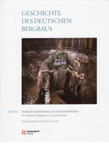 Dieter Ziegler (Hg.), 688 S., zahlr. Abbn., Münster 2013, ISBN 9783402129043, € 89,00
Der vierte Band beginnt mit der Darstellung des Bergbaus in der Kriegswirtschaft. Es folgen Kapitel über den Bergbau in der DDR sowie über den Wiederaufstieg und den Niedergang des westdeutschen Bergbaus. Dieser Wandel war einerseits begleitet von einer dramatischen Entwicklung der Abbautechnik und hatte andererseits weitreichende Implikationen auf die Arbeitsbeziehungen und die Sozialpolitik im Bergbau. Die beiden letzten Kapitel führen die Geschichte des Bergbaus in die Gegenwart mit der Betrachtung der Beziehungen zwischen Bergbau und Umwelt sowie seiner Weiterführung ins 21. Jahrhundert als Teil der Industriekultur.