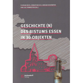 Florian Bock, Sebastian Eck, Miriam Niekämper, Lea Torwesten (Hg.). Münster (Aschendorff) 2021, 196 S., zahlreiche Abbildungen, ISBN 978-3-402-24774-7Seit dem Bestseller „A History of the World in 100 Objects“, das Neil MacGregor, seinerzeit Direktor des British Museums, 2010 herausbrachte, erzählen Museologen Geschichte gerne durch die Präsentation einzelner, manchmal scheinbar banaler Ausstellungsstücke. Mittels 30 ausgewählter aussagekräftiger Exponate (Bauten, Skulpturen, Gegenstände) an unterschiedlichen Standorten im Gebiet des Bistums Essen werden deren und dessen Geschichte(n) erzählt. Zeitlich sind die Objekte in die Zeit seit der Bistumsgründung) im Jahre 1958 einzuordnen, weisen jedoch inhaltlich z.T. weit in die Vergangenheit zurück. Die Darstellung eröffnet die Spendentüte von 1959, die für Zuwendungen zum Bau des Priesterseminars in Essen-Werden bestimmt war, und endet mit der Christkönigverehrung in Kirchenbau und Liturgie und mit der Neunutzung der Heilig-Kreuz-Kirche in Gelsenkirchen-Ückendorf als Multifunktionshaus. Dazwischen gibt es den Konzilssitz S585 von Bischof Hengsbach aus dem Jahr 1965, den Wohnwagen, den das Bistum zur Touristenseelsorge ab 1967 in die Dünen von de Koog auf der holländischen Insel Texel stellte, den Souvenir-Lolli vom Papstbesuch 1987, das Dialogkreuz von 2013 als Symbol für den im Bistum eingeleiteten pastoralen Weg bis zum Pannini-Sammelbild der Goldenen Madonna von 2015. Die 30 Objekte spiegeln die räumliche, zeitliche und thematische Vielfalt im Bistum Essen wieder, bieten aber auch manch vordergründig Überraschendes.