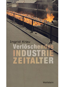 Ingrid Krau, Wallstein-Verlag, Göttingen 2018, 144 S., ISBN 9783835332553, € 14,90

Ingrid Krau gibt eine gedrängte Übersicht über den langen Strukturwandel des Ruhrgebiets, teilweise fokussiert auf Duisburg und Gelsenkirchen. Dabei berichtet sie über die Fehlentscheidungen der Großindustrien, die nur zögerlichen Ansätze eines wirtschaftlichen Wandels und eine Stadterneuerung, die retrospektiv als verfehlt oder schädlich angesehen wurde. Sie akzeptiert die neue Ästhetik der Industriekultur, hält jedoch das neue Marketing für falsch und folgt hinsichtlich der Landmarken auf den Halden eher dem üblichen Vorwurf der „Festivalisierung“. Ihre Einschätzung einer ähnelt der des Buches „Viel erreicht, wenig gewonnen“ von Bogumil u.a., ohne jedoch dessen analytische Qualität zu erreichen. Dort wie hier stehen die anhaltenden ökonomischen Schwächen und Fehlentwicklungen im Vordergrund, wohingegen die sozialen und ökologischen Leistungen des regionalen Strukturwandels eher kleingeredet und als letztlich nicht zielführend erachtet werden. Die durchgängig pessimistische Grundstimmung wird am Ende des Buches ein wenig aufgebrochen durch ein Plädoyer für eine breite Bildungsoffensive zur Förderung eines neue regionalen Humankapitals.