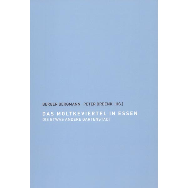 Berger Bergmann/Peter Brdenk (Hg.), Essen (Klartext) 2022, 84 Seiten, ISBN 9783837525601, € 14,95

Die vorliegende Veröffentlichung ist ein weiterer Band in der von den Herausgebern betreuten Reihe „Architektur in Essen“ und kann sich – wie in der Einführung festgestellt wird – auf eine breite Basis vorhandener Literatur stützen. Daher erscheint die Zielsetzung des Buches etwas bemüht. So soll vor allem ein städtebaulicher Bezugspunkt gesetzt und die Straßennamen gebenden Architekten des Viertels in ihrer (zukunftsweisenden) Bedeutung für den deutschen und internationalen Städtebau herausgestellt werden. Für diese ergänzende Sichtweise wird einer Gruppe junger Kunsthistorikerinnen eine Publikationsplattform geboten; dies als „generationsübergreifende“ Umsetzung zu adressieren, erscheint jedoch ein wenig überzogen.

Die Veröffentlichung beginnt mit einer räumlichen und historischen Einordnung des Viertels in die Essener Stadtentwicklung, dies mit Bezügen zu Robert Schmidt, der Gartenstadt-Idee, dem Verhältnis von Gestaltung und Topographie sowie den getroffenen planerischen Festlegungen. Das nächste Kapitel schlägt einen Bogen von einer Betrachtung der verschiedenen Bauphasen mit ihren Stilentwicklungen/-änderungen, über die Betrachtung von Einzelbauten und der Kunst im Moltkeviertel bis hin zu einer Erwähnung berühmter Bewohner des Moltkeviertels. Es folgt die eingangs erwähnte biographische Behandlung der namensgebenden Architekten sowie eine etwas stiefmütterliche der Architekten, die das Moltkeviertel eigentlich gestaltet haben. Der Band schließt ab mit den üblichen Verzeichnissen und einer Aufzählung der Vereine des bürgerlichen Engagements im Moltkeviertel.

Dieses einmal wieder der Öffentlichkeit ins Bewusstsein zu bringen scheint das wesentliche Motiv für diese Veröffentlichung gewesen zu sein. Da die meisten Fakten bekannt sind, ist der Erkenntnisgewinn gering und die biographischen Darstellungen der namensgebenden Architekten kommen über seminaristische Fleißarbeiten nicht hinaus.