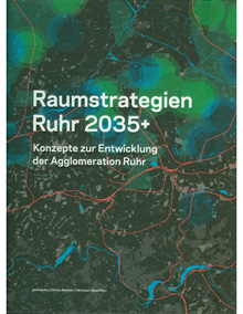 Jan Polivka/Christa Reicher/Christoph Zöpel (Hg.)
Dortmund (Verlag Kettler) 2017, 296 S., ISBN 978-3-86206- 678-0, € 39,90

Zu diesem gewichtigen Buch gibt es einige Vorläufer, der wohl wichtigste ist der 2011 erschienene Analyseband „Schichten einer Region – Kartenstücke zur räumlichen Struktur des Ruhrgebiets“. Der Analyse folgt mit diesem Buch der Planungs- oder Perspektiventeil. Der aktuellen Planungsdiskussion entsprechend gliedert sich der Band nach einer Einleitung in die Themenkapitel „Wohnkultur und Siedlungsstruktur“, “Flächenbedarf der Wirtschaft“, „Netze für die urbane Mobilität“, „Landschaft und Infrastruktur“, „Struktur der Energieversorgung“, „Steigerung der Lebensqualität“ und „Bildung und Integration“, alle ausgestattet mit aussagekräftigen Karten und Graphiken. Darauf aufbauend zeigen die drei Herausgeber 14 komplementäre Zukunftswege für die Agglomeration Ruhr auf, wobei sie von der industriehistorisch bedingten „ruhrbanen Kulturlandschaft“ ausgehen und zur Realisierung der verschiedenen Sachziele eine „institutionelle Existenz und Verfasstheit“ für die Region fordern, um die letztendlichen Ziele „Integration“, „Innovation“ und „Internationalisierung“ zu erreichen. In Weiterführung der regionalen Analyse von 2011 wird mit diesem Buch ein modernes integratives Planungskonzept für das Ruhrgebiet vorgelegt.