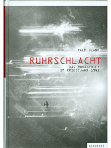 Blank, Ralf
Essen (Klartext) 2014, ISBN 978-3-8375-0078-3

Das Ruhrgebiet und in ihm besonders die Stadt Essen mit den Werken der Firma Krupp galt als die „Waffenschmiede des Reiches“. Seit 1943 wurde das Ruhrgebiet zum Ziel des britischen Bomber Command, die „Battle of the Ruhr“ begann. Detailreich und kleinschrittig analysiert Ralf Blank die fünfmonatige Angriffsserie, die die Städte des Ruhrgebiets in Schutt und Asche legte; eine der spektakulären Einzelaktionen war die Bombardierung der Möhnetalsperre und die dadurch ausgelöste verheerende Flutwelle, die sich das Ruhrtal entlang wälzte. Auf über 300 Seiten werden die Vorgeschichte, der Verlauf und die Auswirkungen der „Battle of the Ruhr“ dargelegt, bereichert um eine Vielzahl bislang nicht veröffentlichter Fotographien – ein lesenswertes Buch.