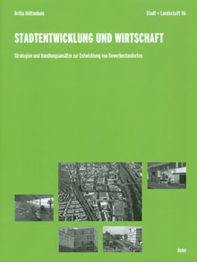 Hüttenhain, Britta
Stadt + Landschaft 06, Detmold (Verlag Dorothea Rohn) 2012, ISBN 978-3-939486-66-4

Industrie- und Gewerbestandorte galten bis etwa zur Jahrtausend-wende als die Stief- oder Sorgenkinder des modernen Städtebaus. Im Bestand waren sie aus ökonomischen wie ökologischen Gründen häufig unerwünscht, ihre weitgehend geförderte Auslagerung auf unberührte Freiflächen förderte Suburbanisierung und Flächenverbrauch in gleichem Maße. Spätestens seit einem Jahrzehnt ändert sich mit der Globalisierung und der Entwicklung der IT-gestützten Wissensgesellschaft die wirtschaftliche Struktur – Gewerbestandorte werden nicht nur anderen Struktur- und Funktionsbetrachtungen unterzogen, sondern scheinen auch städtebaulich zunehmend attraktiver zu werden. Von diesen in der Literatur reflektierten Rahmenbedingungen entwickelt Britta Hüttenhain theoretisch-konzeptionell breit gefächert und mit zahlreichen praktischen Beispielen der jüngsten Vergangenheit (Dortmund, München, Leipzig, London) den theoretischen Teil ihrer Studie. Dieser wird mit der empirischen wirtschaftlich-politischen Realität der drei Mittelstädte Biberach an der Riß, Esslingen am Neckar und Heidenheim an der Brenz konfrontiert, jede Fallstudie ausführlich dokumentiert hinsichtlich Entwicklung und aktueller Problemlage. Es wird deutlich, dass praktische  Wirtschaftsförderung von den Kommunen eine anspruchsvolle Doppelstrategie mit zahlreichen Variationen hinsichtlich der Profilierung eines vorhandenen bzw. zu entwickelnden Unternehmensmix, hinsichtlich der Fragen von Suburbanisierung und Reurbanisierung, hinsichtlich der Einbindung in regionale Planungsziele sowie hinsichtlich der Einbindung der Entscheidungsträger fordert. In lesenswerter und fundierter Form macht die empfehlenswerte Studie diese Problemlagen deutlich.