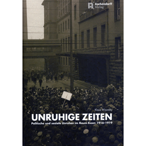 Klaus Wisotzky, Münster 2019, ISBN 978-3-402-14209-7, €29,90
Das Haus der Essener Geschichte/Stadtarchiv hat eine neue Veröffentlichungsreihe begründet und eröffnet sie mit dieser wichtigen Arbeit ihres ehemaligen Leiters.
Verelendung, Tod und Gewalt, politische und wirtschaftlich Umbrüche, soziale Unruhen und Streiks machten die letzten Jahre des Ersten Weltkriegs und das Revolutionsjahr zu unruhigen Zeiten. In 14 Kapiteln unterschiedlicher Länge bricht Klaus Wisotzky diese nationalen Verhältnisse und Prozesse auf die lokale Ebene der Stadt Essen herunter. Die Schwerpunkte liegen dabei auf den Streikaktionen während des Krieges, der Tätigkeit des Arbeiter- und Soldatenrates, den Parteien und der Wahl von 1919, auf der Umstellung von der Kriegs- zur Friedenswirtschaft und ihren teilweise durchgreifenden Auswirkungen, auf der Bergarbeiterbewegung von 1916 bis 1919 und auf dem Generalstreik von 1919. In einem Schlusskapitel gibt Wisotzky eine vergleichende Bewertung und Einordnung der Ereignisse. Detailreich und auf einer breiten Quellenbasis geschrieben ist dieses Buch ein würdiger Beginn der neuen Veröffentlichungsreihe.